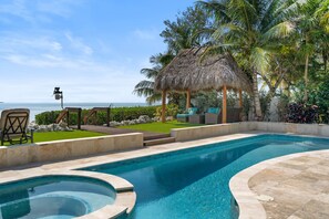 Piscina all'aperto, una piscina riscaldata