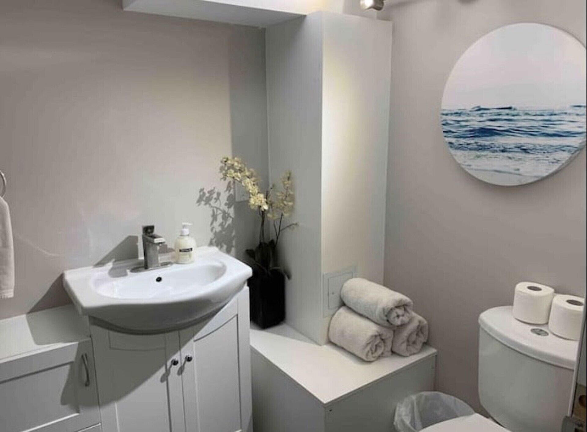 Cozy Newly Decorated Unit