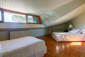 4 bedrooms, iron/ironing board, WiFi, bed sheets