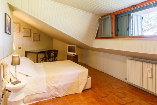 4 habitaciones, tabla de planchar con plancha, wifi y ropa de cama 
