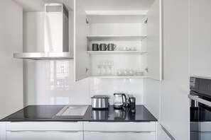 Kjøleskap, mikrobølgeovn, ovn og kokeplater