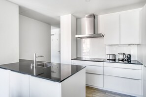 Réfrigérateur, four à micro-ondes, un four, surface de cuisson