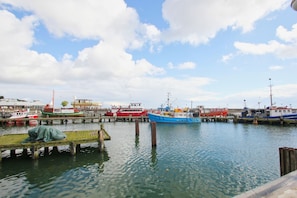 A harbor with various boats docked, wooden piers, and a clear sky. - Beautiful 2-room vacation apartment with a terrace - Haus Ostseeblick 1 FeWo Backbord - (Lohme)