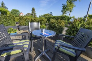 Outdoor dining - Beautiful 2-room vacation apartment with terrace - Haus Ostseeblick 1 FeWo Steuerbord - (Lohme)