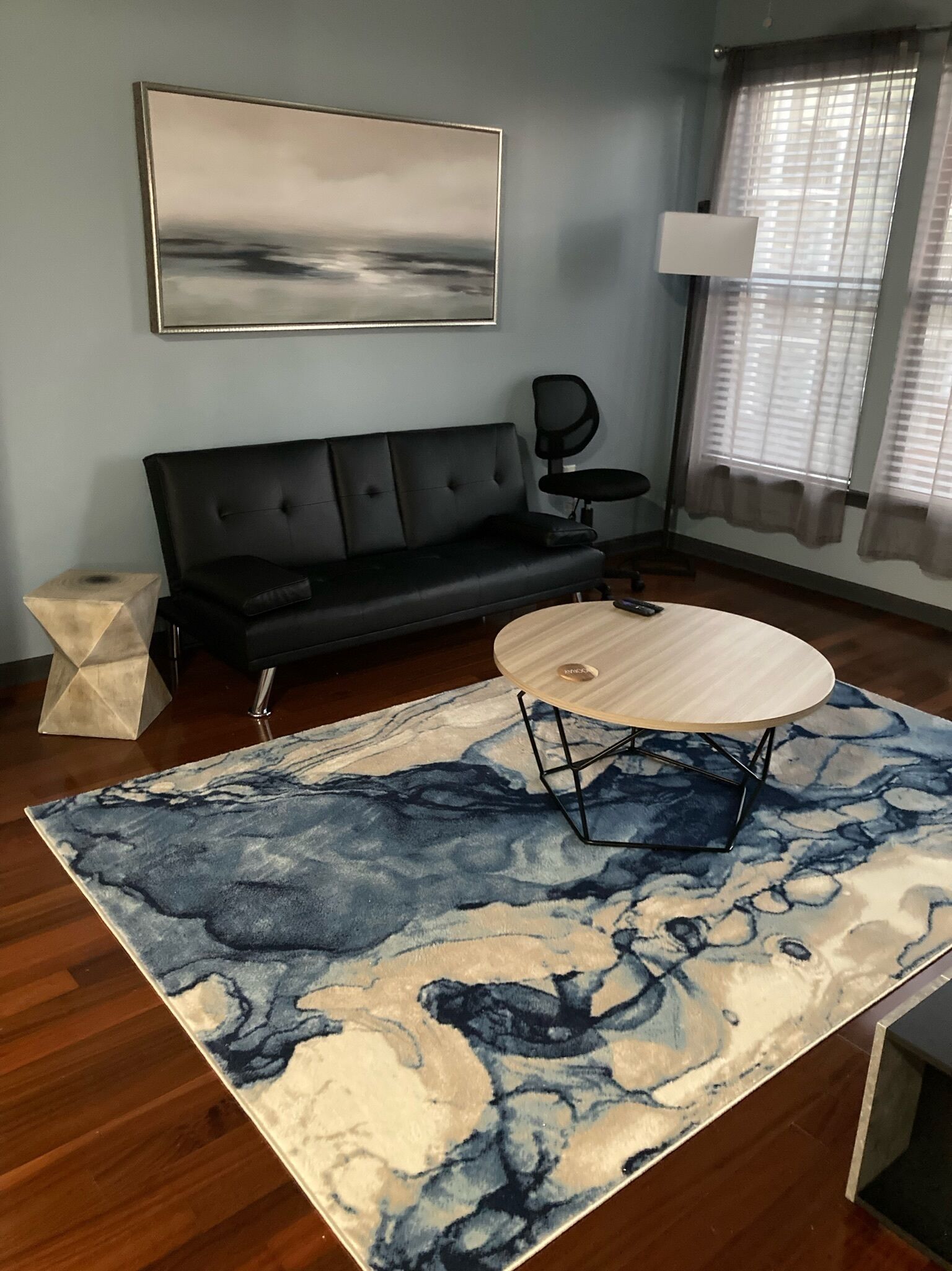 Modern condo downtown gym/pool/free parking