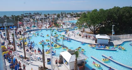 Pet Friendly, golf cart, 2 minute walk to the beach with ocean in sight