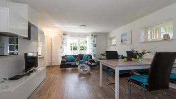 Fernseher, DVD-Player, Tischtennisplatte, Stereoanlage