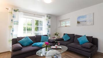 Fernseher, DVD-Player, Tischtennisplatte, Stereoanlage