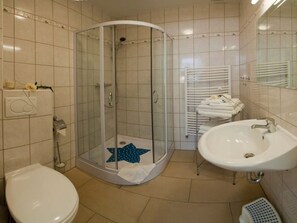 Regadera, amenidades de baño gratuitas, secadora de cabello, toallas 