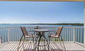 Outdoor dining - Top-Floor Waterfront Condo with Bay view + Pool and Hot Tub (St. Petersburg)