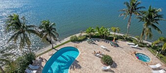 Top-Floor Waterfront Condo with Bay view + Pool and Hot Tub