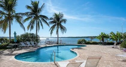 Top-Floor Waterfront Condo with Bay view + Pool and Hot Tub