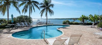 Top-Floor Waterfront Condo with Bay view + Pool and Hot Tub