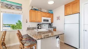 Jääkaappi, mikroaaltouuni, uuni, liesi