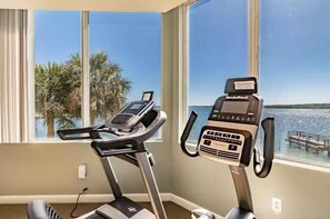 Fitness facility - Top-Floor Waterfront Condo with Bay view + Pool and Hot Tub (St. Petersburg)