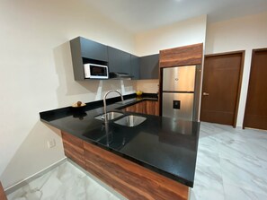 Kühlschrank, Mikrowelle, Wasserkocher mit Kaffee-/Teezubehör, Toaster