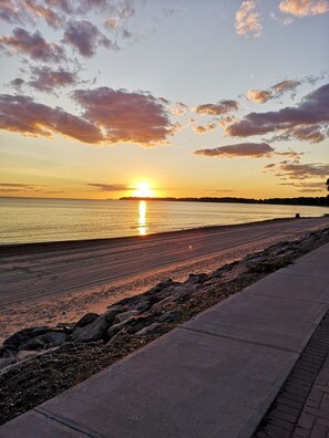 Beach nearby, sun-loungers - Lakeview Sherkston Shores Cottage Sleeps 6 with Lifted Golf Cart (Port Colborne)