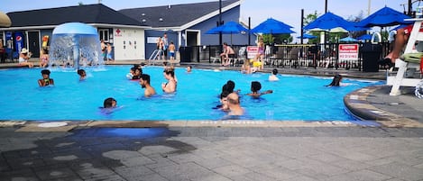Piscina all'aperto, una piscina riscaldata