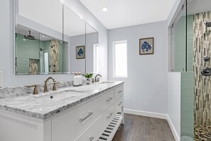 Combined shower/bathtub, hair dryer, towels, soap