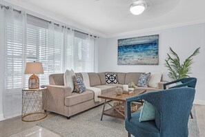 Smart-TV, Tischtennisplatte, Bücher, Streaming-Dienste