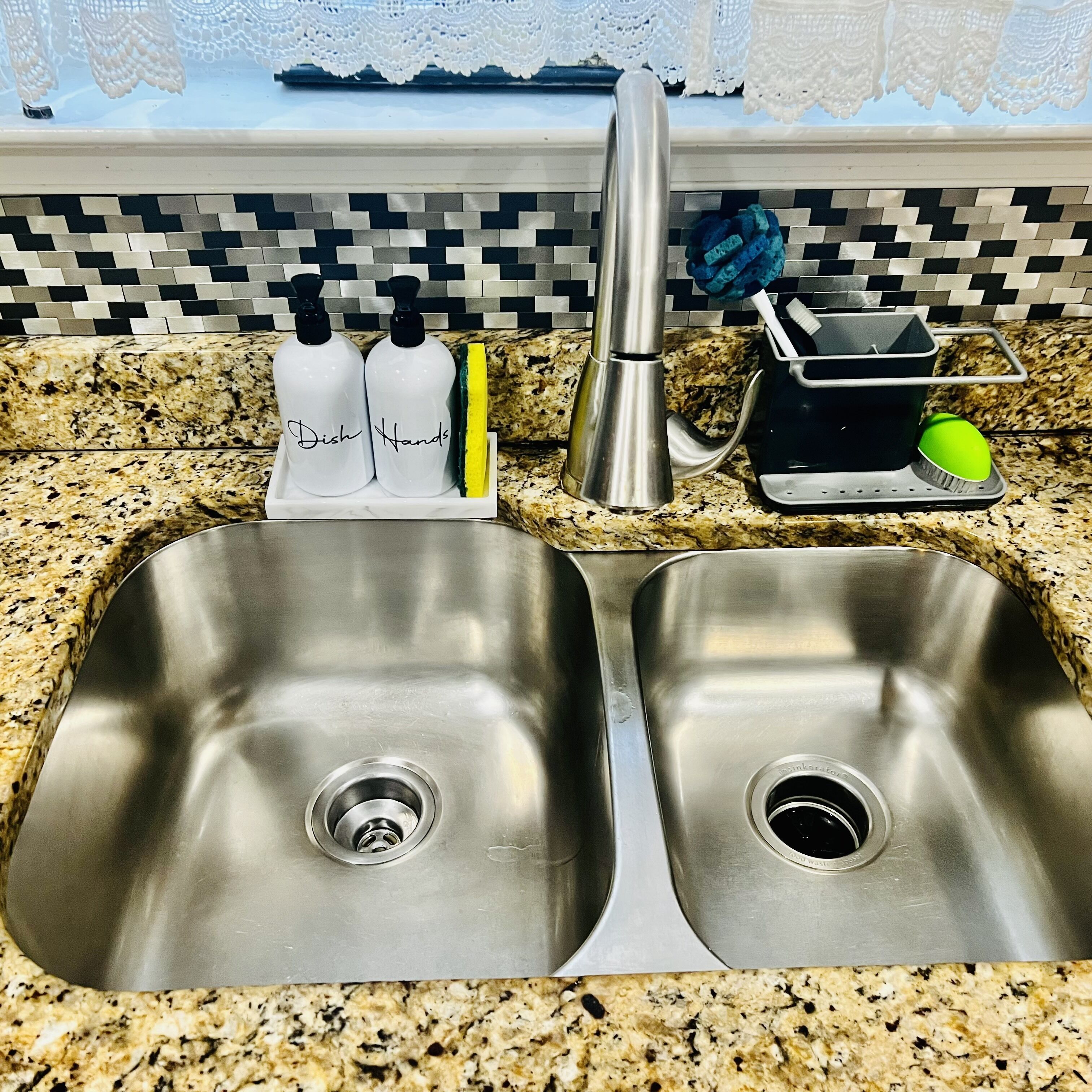 Entire house: Clean & spacious house 4 the family. 