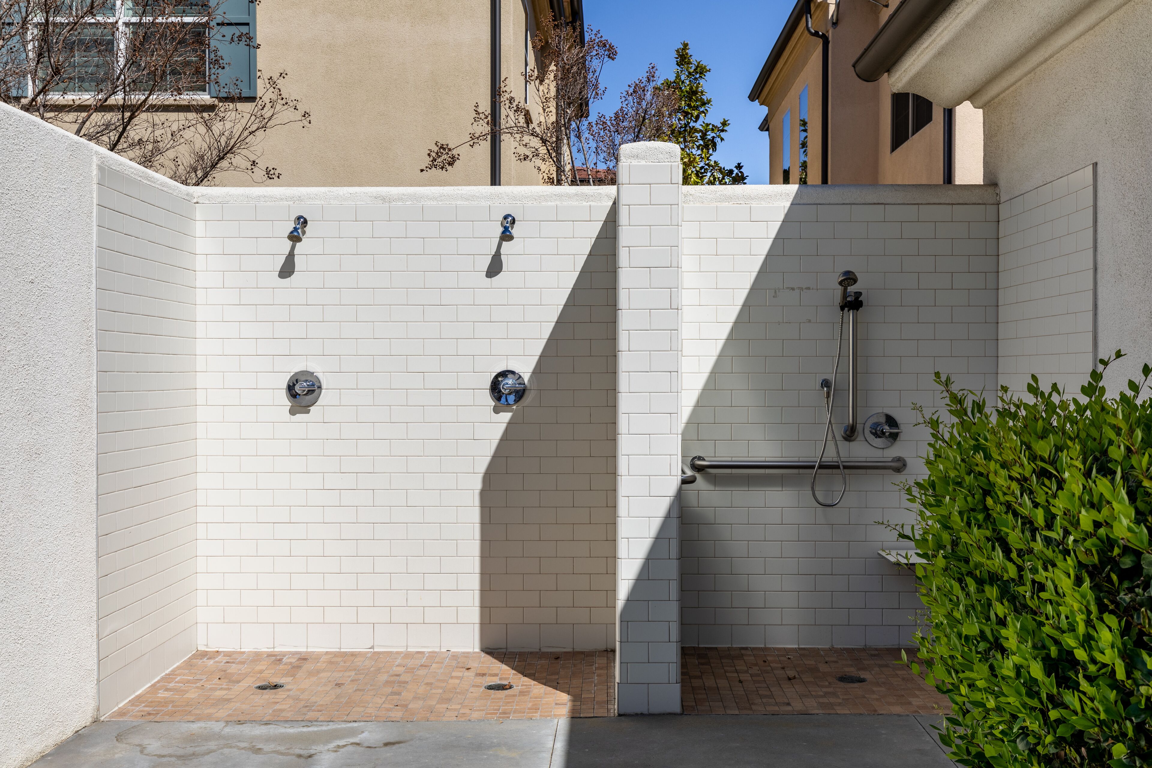 Combined shower/bathtub, hair dryer, towels, soap