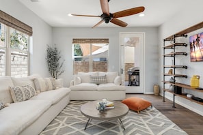 Smart TV - Luxury Villa w/ Cmty. Pool/Spa (by Goode.Homes) (Santa Clarita)