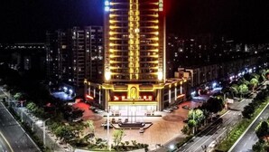 Um hotel imponente com entrada destacada e fachada bem iluminada.