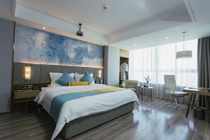 A modern hotel room with a large bed, bedside tables, a desk, and a chair. - Greentree Eastern Suqian Sihong Administrative Center Hotel (Suqian)