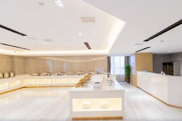 A modern hotel lobby with a central reception desk, a long counter, and a seating area. - Greentree Eastern Suqian Sihong Administrative Center Hotel (Suqian)