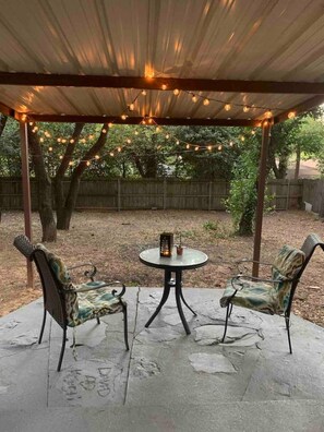 Outdoor dining - Hurst Texas Home 15 min from DFW (Hurst)