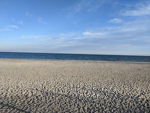 Playa en los alrededores, camastros y toallas de playa