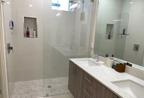 Dusche, Haartrockner, Handtücher, Seife