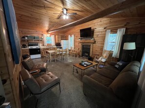 TV, fireplace - Ozarks Cabin on Table Rock Lake (Shell Knob)