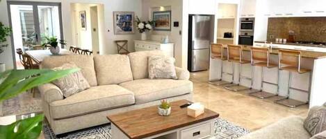 Smart-TV, bøker og stereoanlegg