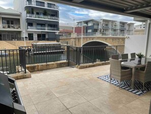 Outdoor dining - Luxury canal front house with private mooring. (Mandurah)