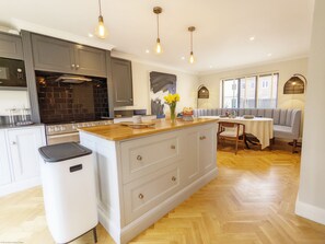 Fridge, microwave, oven, dishwasher - Steddles - Chichester - a town house that sleeps 8 guests in 4 bedrooms (Chichester)