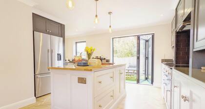 Steddles - Chichester - a town house that sleeps 8 guests in 4 bedrooms