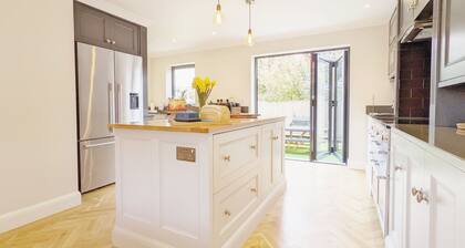 Steddles - Chichester - a town house that sleeps 8 guests in 4 bedrooms