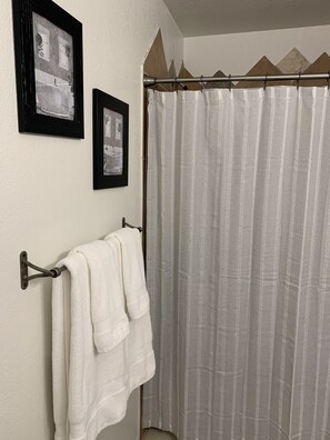 Baignoire, serviettes fournies, papier de toilette