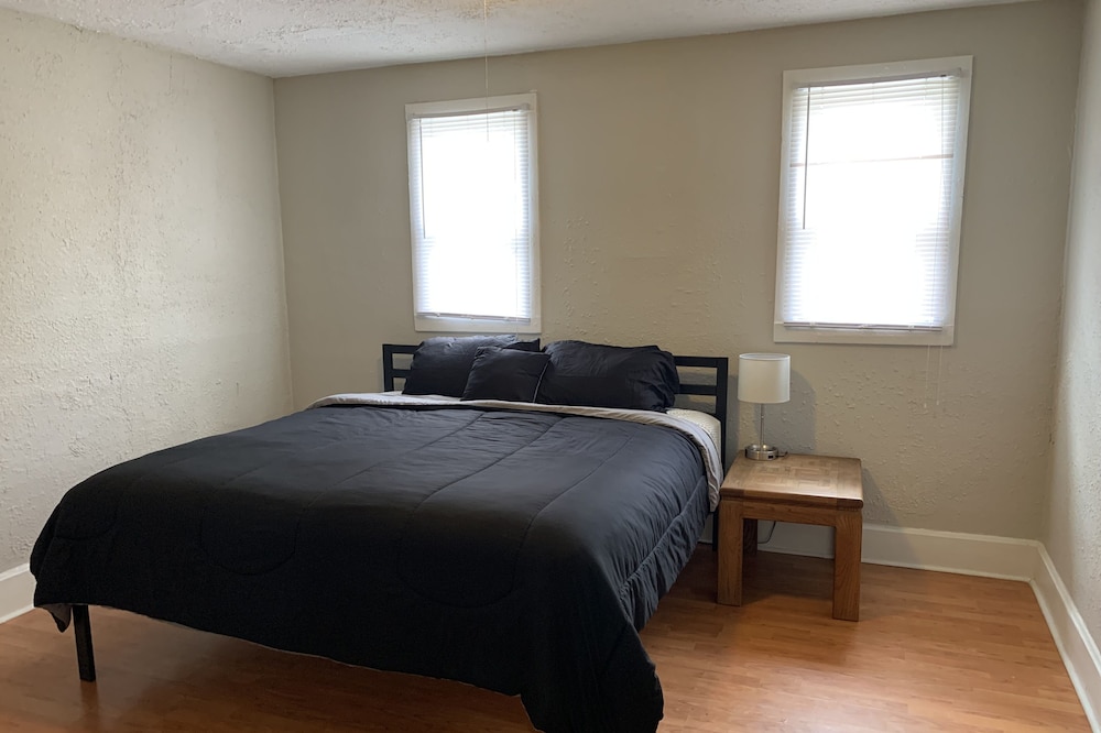 Two Bedroom Private Apartment Crash Pad Near Downtown