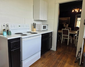 Coffee/tea maker, fridge, microwave, oven - 1910 Vintage Ranch House with beautiful views (Kalama)
