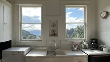 雪櫃、微波爐、焗爐、爐具