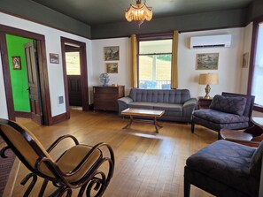 Table tennis - 1910 Vintage Ranch House with beautiful views (Kalama)
