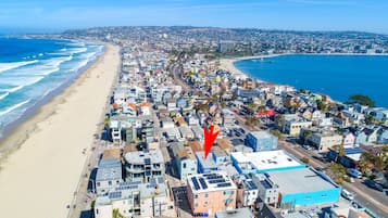 Na praia, espreguiçadeiras, toalhas de praia