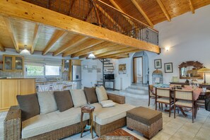 TV, fireplace - Villa John Dimeon Kato Achaia With Pool, Patras, Greece (Patras)