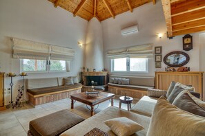 TV, fireplace - Villa John Dimeon Kato Achaia With Pool, Patras, Greece (Patras)