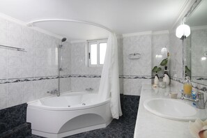 Ensemble baignoire-douche, serviettes fournies