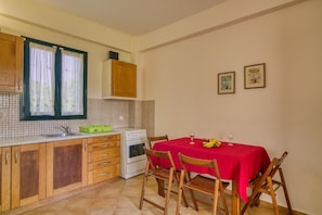 Fridge, oven, stovetop, coffee/tea maker - Analipsi Villas Beach Front 2, Kastro Kyllini, Greece (Kastro Kyllini)