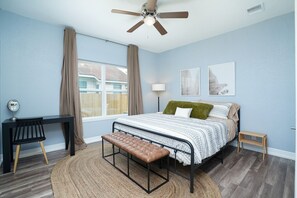 5 Schlafzimmer, Zimmersafe, Schreibtisch, Bügeleisen/Bügelbrett